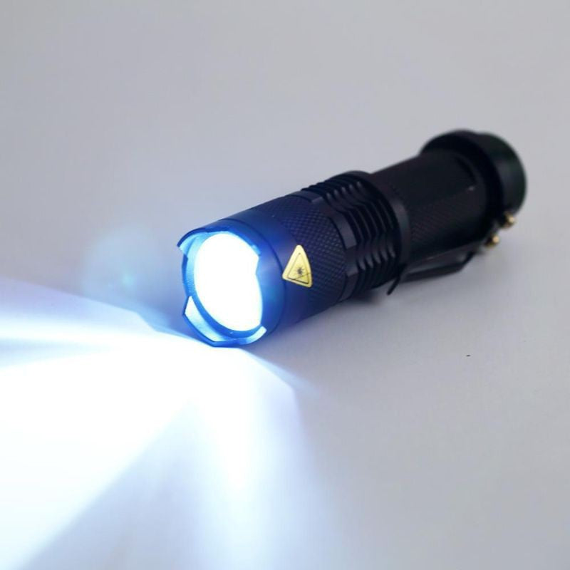 Telescopic zoom LED flashlight